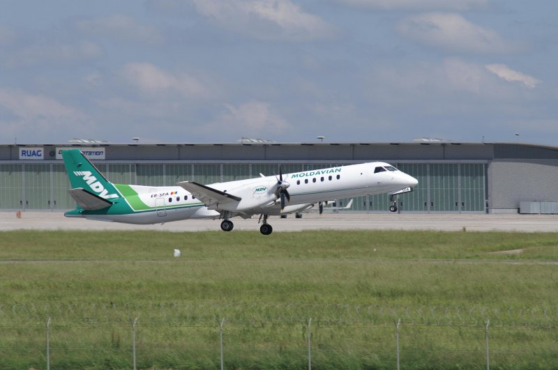 Eine Saab 2000 der Moldavian Airlines mit der Kennung ER-SFA