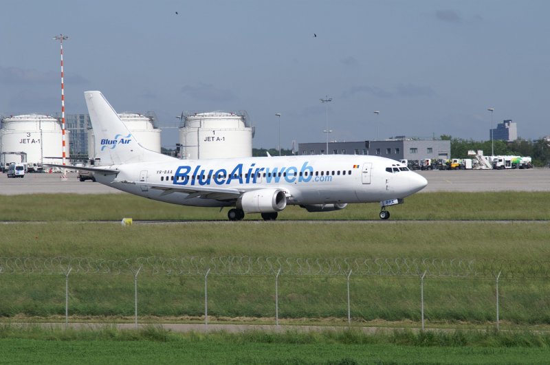 Eine Boeing 737-33A der Blue Air mit der Kennung YR-BAA
