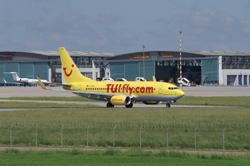 Eine Boeing 737-7K5 von TUIfly mit der Kennung D-AHXG