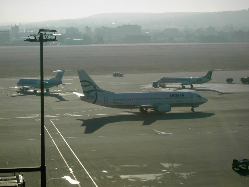 Boeing 737 der Aegean rollt Richtung Gate. 