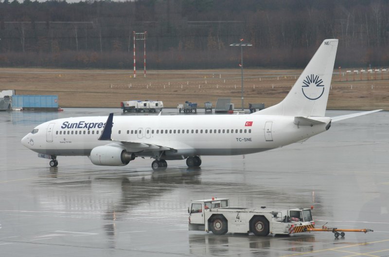 SunExpress B 737-8HX TC-SNE am 10.03.2009 im strmenden Regen auf dem Flughafen Kln-Bonn am 10.03.2009