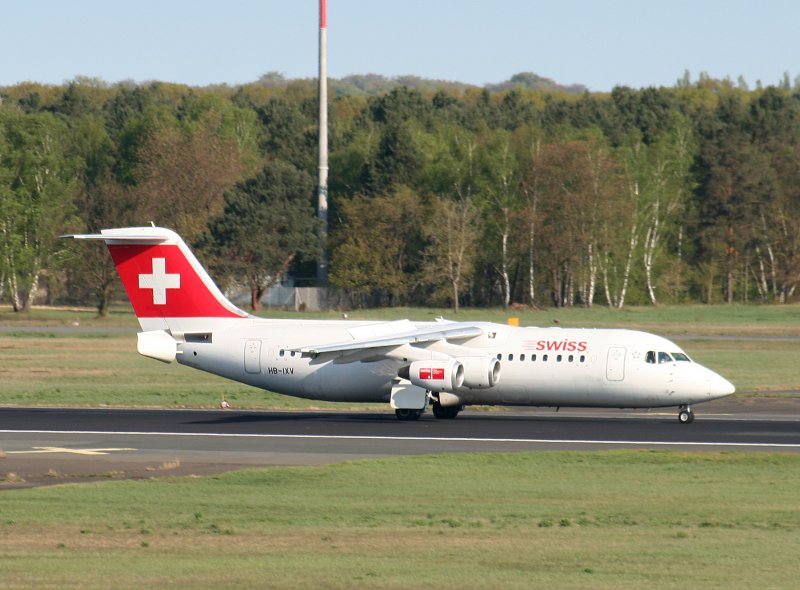 Swiss Avro Regjet RJ100 HB-IXV  nach der Landung am 19.04.2009 auf dem Flughafen Berlin-Tegel