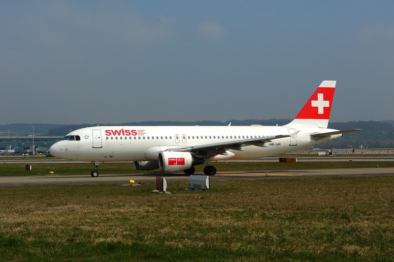 Swiss International Air Lines, HB-IJR, Airbus A320-214. Auf dem Weg zur Startbahn 10 am 5.4.2007.