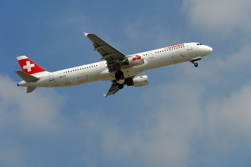 Swiss International Air Lines, HB-IOK, Airbus A321-111. Die kleineren Airbusse gewinnen natrlich schneller an Hhe, als die Langstrecken-Airbusse. 5.4.2007 