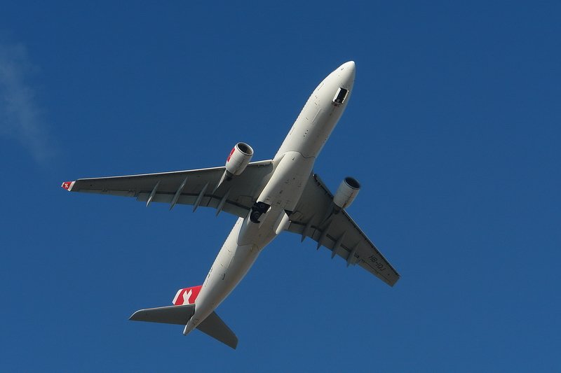 Swiss International Air Lines, HB-IQJ, Airbus A330-223. Der zweistrahlige Airbus hat am Ende der Startbahn schon viel mehr Hhe gewonnen als die vierstrahlige Schwester. 29.1.2008