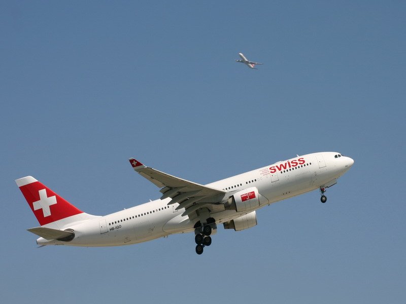 Swiss International Air Lines, HB-IQO, Airbus A330-223. Kurz nach dem Start auf RWY 16. Darber die kurz vorher gestartete A340 von Swiss in Richtung Westen.22.4.2006.  