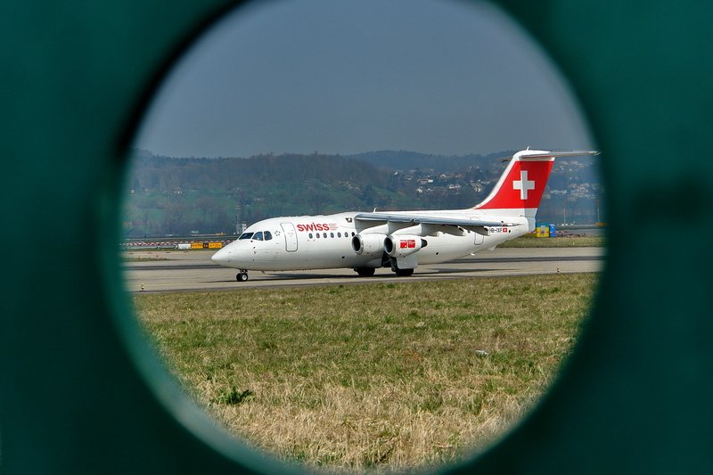 Swiss International Air Lines, HB-IXF, BAE Systems Avro 146-RJ85. Damit niemand den Flughafenzaun zerschneidet, sind grssere Gucklcher fr die Fotografen im Zaun angebracht. 5.4.2007