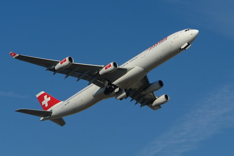Swiss International Air Lines, HB-JMG, Airbus A340-313X. Beeindruckend, wie schwer der vierstrahlige Airbus an Hhe gewinnt. Fr Fotos natrlich viel interessanter als die zweistrahligen Maschinen. 29.1.2008