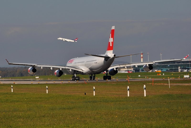 Swiss International Airlines, HB-JMM, Airbus A340-313. Warten auf die Startfreigabe auf rwy 34. Aber erst ist die Saab 2000 von Darwin Airline an der Reihe. 20.10.2008