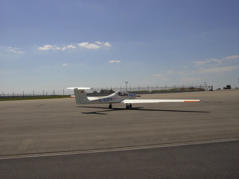 Taifun 17e steht abflugbereit auf dem Vorfeld des Flugplatzes Niederstetten