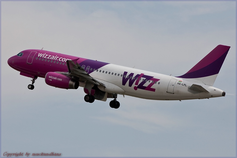 Take off/A320/WIZZ air/Prag/PRG/11.08.09.
