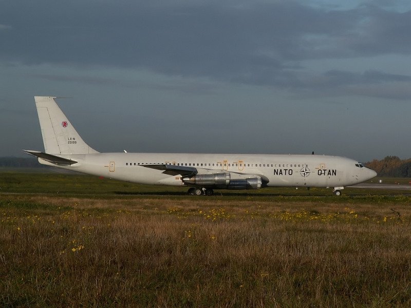 Dieses Trainer Cargo Aircraft (TCA) der NATO rollt in Geilenkirchen