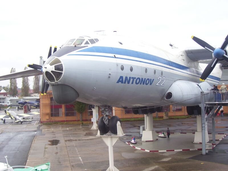 Eine Antonov AN-22. Technik-Museum Speyer, 01.11.05. 