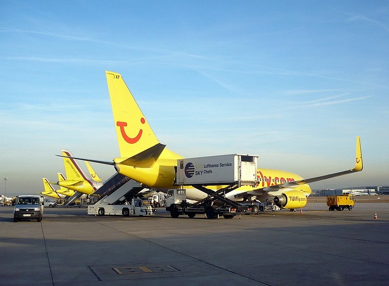 Teil der  Billigflieger-Flotte , zwei TUIFly Boing 737-700 und drei Germanwings Airbus A 319, am 28.01.2008 auf dem Flughafen Stuttgart.