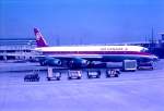 1968 auf dem Rhein-Main Flughafen. Eine Douglas DC 8-51 der Air Canada