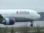Nahaufnahme einer Delta Boeing 767, die in Dsseldorf auf dem Weg zum Start in Richtung USA ist.