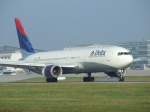 Auch beim Aufsetzten des Vorderrades entsteht Qualm, am Morgen des 30.08.2008 bei einer Delta Boeing 767 aus Atlanta.