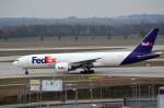 Die FedEx Boeing 777 N851FD auf dem Weg zum Start in Mnchen am 08.04.13