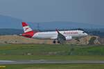 OE-LZO, Airbus A320-271 N, der Austrian Airlines wird in krze auf der Landebahn des Flughafens Wien aufsetzen.