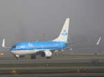 Eine Boeing 737 der KLM ist auf dem Weg zum Gate, nach dem Sie aus dem Nebel hier in eine kurzes Lichtfenster fuhr, aufgenommen am 20.10.2012 in Zrich