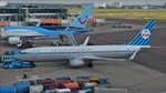 . PH-BXA  Boeing B737-8K2 in alter Farbgebung von KLM, wird vom Schlepper Rückwärts auf das Rollfeld des Flughafens Schiphol geschoben.  01.10.2016