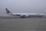 Dieser Airbus A340-600 der Lufthansa befindet sich unmittelbar vor dem Start.