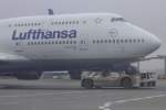 Lufthansa-Boeing 747-400 beim Push-back in Frankfurt am Main am 6.