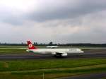 Ein Airbus A 321-200 der Turkish Airlines rollt in Richtung Startbahn auf der eine Boeing 737-300 der Lufthansa steht.