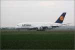 Die A380 bremst mit eingeschaltener Schubumkehr auf der Landebahn ab.