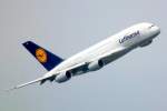 Lufthansas erster A380  Am 19.05.10 ber dem Hamburger Hafen.
