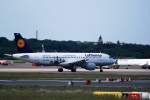 Lufthansa Airbus A320-200 D-AIQW Kleve mit 100 Jahre Hamburg Airport Lackierung nach der Landung in Hamburg Fuhlsbttel am 30.05.11