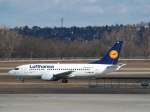 Lufthansa Boeing 737-500 landet am Flughafen Budapest-Ferihegy aus Mnich, am 25.