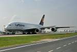 A 380-800  Tokio  D-AIMD der Lufthansa wird ber den taxyway gezogen - 14.04.2012