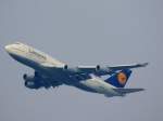 Lufthansa Boeing 747-430 D-ABVZ entschwebt in den trben Himmel ber Frankfurt; 120821