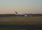 Kurz befor die Sonne sich an diesem Tag verabschiedete landete noch dieser A 319-100 der Lufthansa aus Mnchen in Dsseldorf.