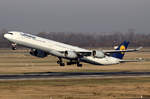 Lufthansa D-AIHF Airbus A340-642 beim Start in Düsseldorf 6.12.2016
