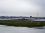Ein kleiner Jet der SAS Scandinavian Airlines wartet bei Hamburger Regenwetter am 13.04.08 auf Startfreigabe.
