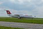 . HB-IXT, BRITISH AEROSPACE AVRO 146-RJ100 der SWISS Airlines auf der Rollbahn des Flughafens von Luxemburg.  02.05.2015