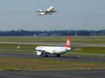 Die eine kommt, die andere geht... Turkish Airlines; TC-JMK; Airbus 321-231 + Iberia; EC-HDT; Airbus 320-214. Flughafen Dsseldorf. 26.09.2009.