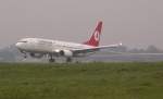 Diese 737 der Turkish Airlines fliegt die 05L des Dsseldorfer Flughafens an.