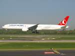 Turkish Airlines setzt mit dem Ferienbeginn/ende ein  etwas vergrerts  Fluggert ein. Eine Boeing 777 statt gewhnlich 737 oder A321.
17.04.2011 / Boeing 777-36N / TC-JJI