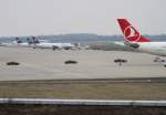 Prominenz wird von der Turkish Airlines Maschine abgeholt (anlsslich des Fuballspiels  Schalke 04 ~ Galatasaray Istanbul ), TC-JNN  Selcuklu , Airbus, A 330-300, 11.03.2013, DUS-EDDL, Dsseldorf,
