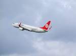 Boeing737 der Turkish-Airline entschwindet im Luftraum ber Dsseldorf; 080904