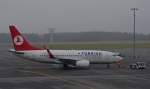 TC-JKK Turkish Airlines Boeing 737-752, wurde vom Gate aufs Rollfeld des Flughafens von Luxemburg geschoben wo nun die Turbinen gestartet werden.  22.01.2014 