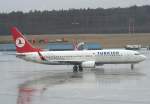 Turkish Airlines B 737-8F2(WL) TC-JGH im strmenden Regen am 10.03.2009 auf dem Flughafen Kln-Bonn 