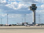 Blick zum Tower des Flughafen Berlin-Brandenburg  Willy Brandt  (BER-EDDB) am 20. August 2020.
