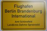 So ein Schild wird ab Anfang 2012 den Menschen zeigen, wo sie sind: Beim  Willy Brandt -International-Airport Berlin Brandenburg in Schnefeld. Es steht in der  airportworld bbi , einem Extra-Informationszentrum beim Bahnhof Flughafen Berlin-Schnefeld, in dem man alles ber den knftigen BBI-Flughafen erfhrt (17.08.10)
