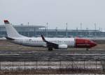 Norwegian Air Shuttle B 737-8JP LN-DYX auf dem Weg zum Start in Berlin-Schnefeld am 20.01.2013