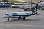 EI-RDN Alitalia Cityliner Embraer ERJ-175STD (ERJ-170-200)  zum Gate in Tegel am 04.05.2016