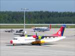Danish Air Transport (DAT) Arospatiale ATR-72-202 OY-RUB rollt zum Start als Flug DTR 4571 nach Salzburg; dahinter ist zu sehen Dornier Do-228 D-CFFU von DLR Flugbetriebe; Dresden-Klotzsche,